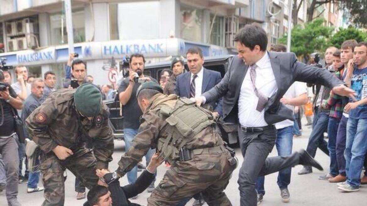 Φωτογραφία - σοκ: Οργή για τον σύμβουλο του Ερντογάν που χτυπά διαδηλωτή 